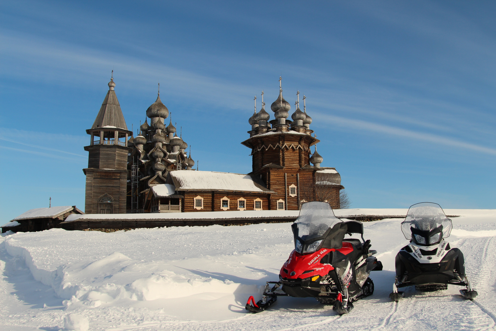 Однодневные экскурсии из петрозаводска. Остров Кижи на снегоходах. Карелия Кижи зима. Карелия зимой. Тур на снегоходах в Карелии.